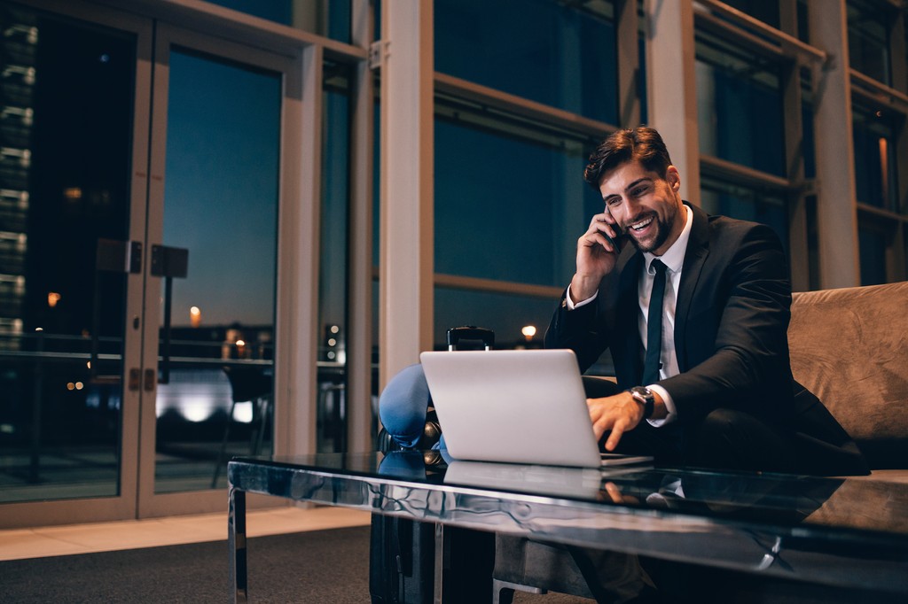 Homem fechando negócios no computador